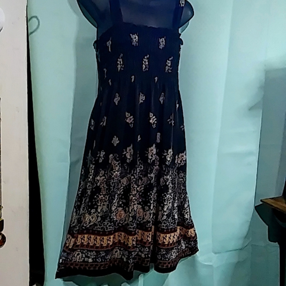 UNIQUE DRESS - Picture 2 of 8
